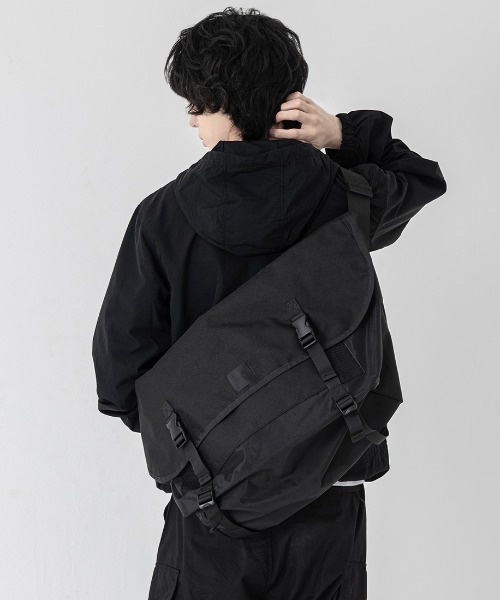 KLON(クローン)の「KLON BIG MESSENGER BAG BLACK(メッセンジャーバッグ・レディース・ブラック・FREE)」の4枚目の写真