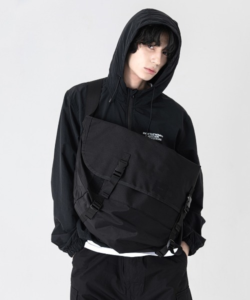 KLON(クローン)の「KLON BIG MESSENGER BAG BLACK(メッセンジャーバッグ・レディース・ブラック・FREE)」の5枚目の写真