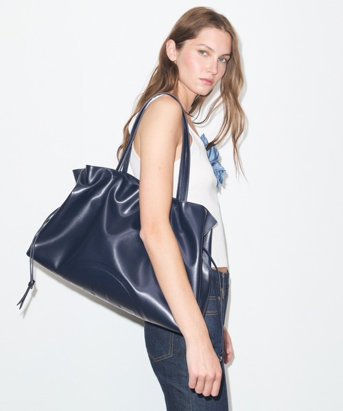 TORY BURCH(トリーバーチ)の「エラ NATUURA(TM) ドローストリング トートバッグ(トートバッグ・レディース・ブラック/ベージュ/ブルー・ONE SIZE)」の3枚目の写真