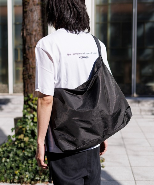kuros'（クロス）の「【kuros’オリジナル】ダイヤリップパッカブルワンショルダー L　折り畳み収納可　日本製（ショルダーバッグ・レディース・グレー/ブラック・LARGE）」の2枚目の写真
