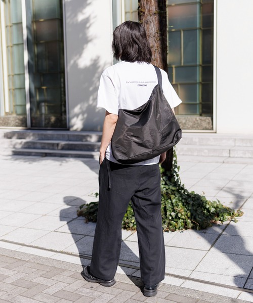 kuros'（クロス）の「【kuros’オリジナル】ダイヤリップパッカブルワンショルダー L　折り畳み収納可　日本製（ショルダーバッグ・レディース・グレー/ブラック・LARGE）」の16枚目の写真