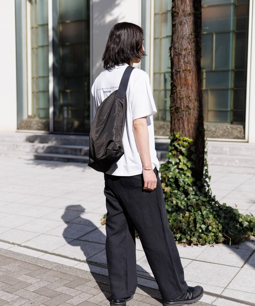 kuros'（クロス）の「【kuros’オリジナル】ダイヤリップパッカブルワンショルダー L　折り畳み収納可　日本製（ショルダーバッグ・レディース・グレー/ブラック・LARGE）」の17枚目の写真