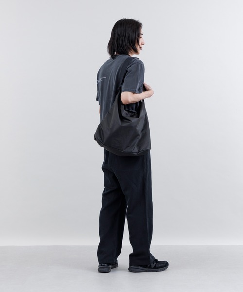 kuros'（クロス）の「【kuros’オリジナル】ダイヤリップパッカブルワンショルダー L　折り畳み収納可　日本製（ショルダーバッグ・レディース・グレー/ブラック・LARGE）」の19枚目の写真