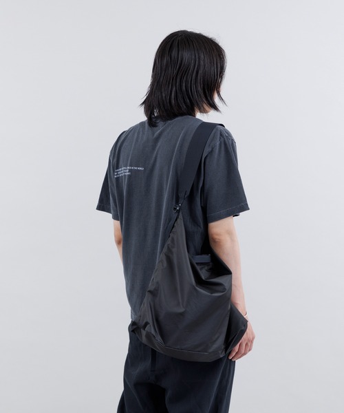 kuros'（クロス）の「【kuros’オリジナル】ダイヤリップパッカブルワンショルダー L　折り畳み収納可　日本製（ショルダーバッグ・レディース・グレー/ブラック・LARGE）」の10枚目の写真