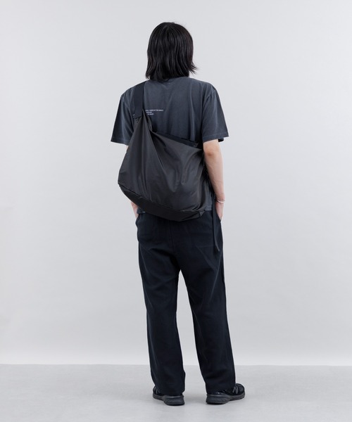 kuros'（クロス）の「【kuros’オリジナル】ダイヤリップパッカブルワンショルダー L　折り畳み収納可　日本製（ショルダーバッグ・レディース・グレー/ブラック・LARGE）」の11枚目の写真
