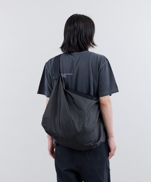 kuros'（クロス）の「【kuros’オリジナル】ダイヤリップパッカブルワンショルダー L　折り畳み収納可　日本製（ショルダーバッグ・レディース・グレー/ブラック・LARGE）」の12枚目の写真