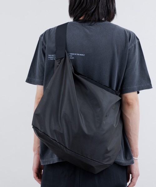 kuros'（クロス）の「【kuros’オリジナル】ダイヤリップパッカブルワンショルダー L　折り畳み収納可　日本製（ショルダーバッグ・レディース・グレー/ブラック・LARGE）」の13枚目の写真
