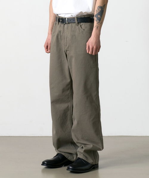 DENMADE(デンメイド)の「DEN765 Raw Routine Wide Chino (Olive Charcoal)(その他パンツ・メンズ・その他・L/M/XL/S)」の1枚目の写真