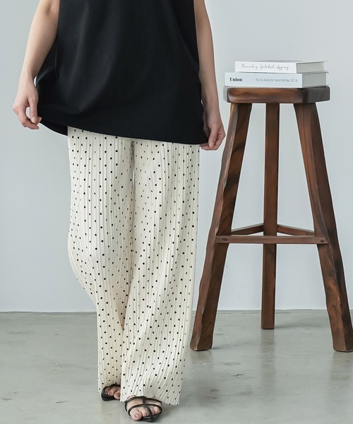 mili an deni（ミリアンデニ）の「ドットセルフカットプリーツパンツ（その他パンツ・レディース・ホワイト×ブラック/ブラック×ホワイト・M）」の3枚目の写真