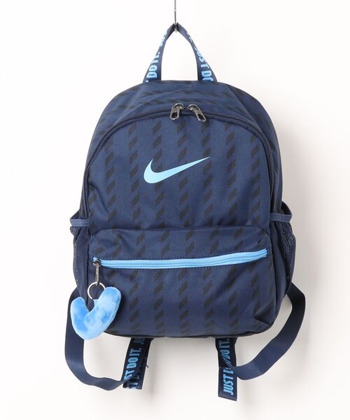 NIKE(ナイキ)の「《NIKEアパレル》YNKJDIMINIBKPK-SU26A(バックパック/リュック・キッズ・オレンジ系その他/ブラック×レッド/ブルー系その他・フリー)」の2枚目の写真