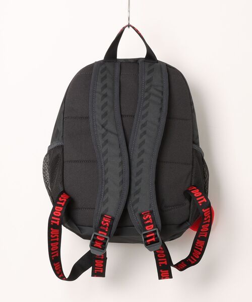 NIKE(ナイキ)の「《NIKEアパレル》YNKJDIMINIBKPK-SU26A(バックパック/リュック・キッズ・オレンジ系その他/ブラック×レッド・フリー)」の3枚目の写真