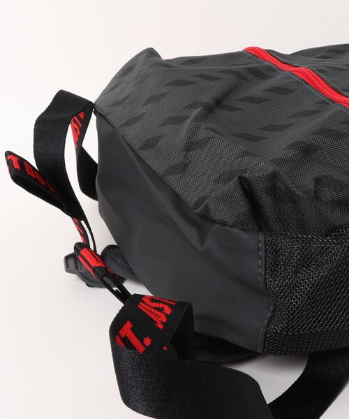 NIKE(ナイキ)の「《NIKEアパレル》YNKJDIMINIBKPK-SU26A(バックパック/リュック・キッズ・オレンジ系その他/ブラック×レッド・フリー)」の4枚目の写真