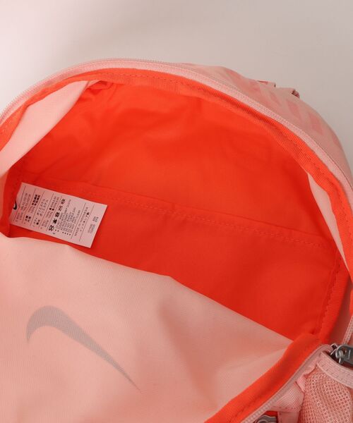 NIKE(ナイキ)の「《NIKEアパレル》YNKJDIMINIBKPK-SU26A(バックパック/リュック・キッズ・オレンジ系その他/ブラック×レッド・フリー)」の6枚目の写真