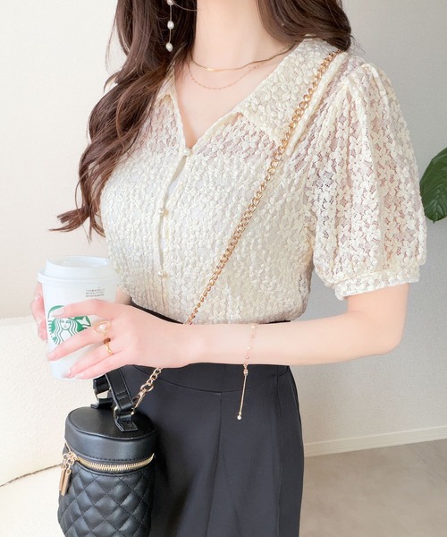 mily bilet(ミウィビレット)の「【mily bilet】甘さを抑えた花柄で、品よく着映える。総花柄衿付きパフ袖×パール釦カーディガン(半袖)(カーディガン/ボレロ・レディース・アイボリー/ブラック・LARGE/MEDIUM/SMALL/X-LARGE)」の3枚目の写真