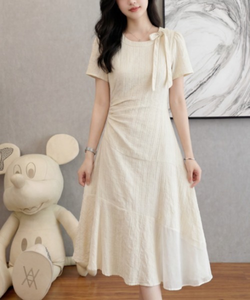 AMAJI(アマジ)の「ラウンドネック 半袖 リボン付き 切替 ロングワンピース(ワンピース・レディース・ベージュ・X-LARGE/LARGE/MEDIUM/SMALL)」の1枚目の写真