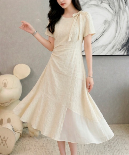 AMAJI(アマジ)の「ラウンドネック 半袖 リボン付き 切替 ロングワンピース(ワンピース・レディース・ベージュ・X-LARGE/LARGE/MEDIUM/SMALL)」の2枚目の写真