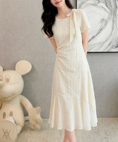 AMAJI(アマジ)の「ラウンドネック 半袖 リボン付き 切替 ロングワンピース(ワンピース・レディース・ベージュ・X-LARGE/LARGE/MEDIUM/SMALL)」の3枚目の写真