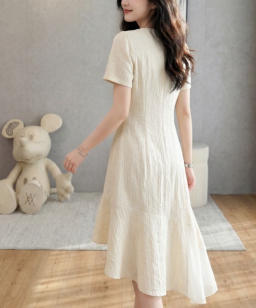 AMAJI(アマジ)の「ラウンドネック 半袖 リボン付き 切替 ロングワンピース(ワンピース・レディース・ベージュ・X-LARGE/LARGE/MEDIUM/SMALL)」の4枚目の写真
