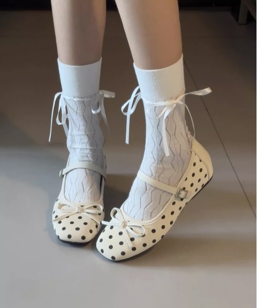 WEGO(ウィゴー)の「26年新作!4cm厚底ドット柄バレエパンプス/メリージェーンシューズ(パンプス・レディース・ホワイト/ブラック・MEDIUM/LARGE)」の2枚目の写真