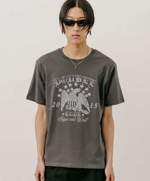 VASTIC(バスティック)の「イーグルエンブレムTシャツ_チャコール(Tシャツ/カットソー・メンズ・チャコール・MEDIUM/LARGE/X-LARGE)」の1枚目の写真