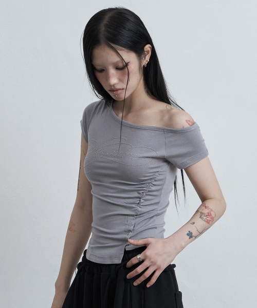 as you are(アズユーアー)の「ボタンインシジョンワンショルダーティーグレー(Tシャツ/カットソー・レディース・その他・OS)」の4枚目の写真