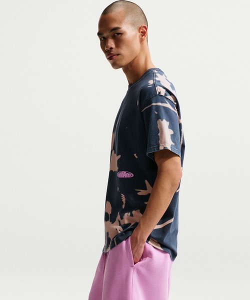 NIKE（ナイキ）の「ナイキ NIKE ナイキ NSW LSE フローラル プリント S/S Tシャツ（Tシャツ/カットソー・メンズ・スモークピンク/ダークグレー・S/M/L/LL/3L）」の3枚目の写真