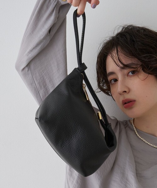 AULENTTI(オウレンティ)の「【AULENTTI/オウレンティ】ワンハンドル レザーハンドバッグ/ポーチバッグ(ハンドバッグ・レディース・モカ/ブラック・フリー)」の2枚目の写真