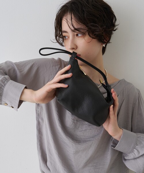 AULENTTI(オウレンティ)の「【AULENTTI/オウレンティ】ワンハンドル レザーハンドバッグ/ポーチバッグ(ハンドバッグ・レディース・モカ/ブラック・フリー)」の3枚目の写真