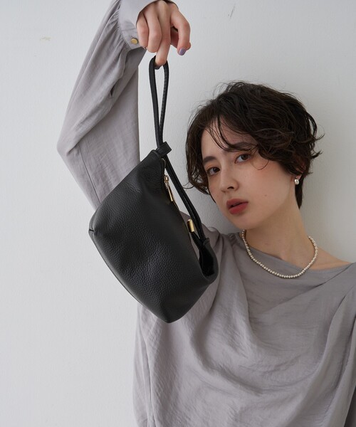 AULENTTI(オウレンティ)の「【AULENTTI/オウレンティ】ワンハンドル レザーハンドバッグ/ポーチバッグ(ハンドバッグ・レディース・モカ/ブラック・フリー)」の4枚目の写真