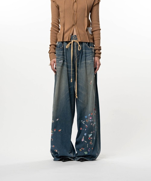 Maison MIHARA YASUHIRO(メゾンミハラヤスヒロ)の「Kids Sticker Printed Wide Denim Pants(デニムパンツ・レディース・インディゴブルー/ブラック・36/38)」の1枚目の写真