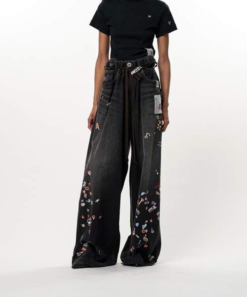 Maison MIHARA YASUHIRO(メゾンミハラヤスヒロ)の「Kids Sticker Printed Wide Denim Pants(デニムパンツ・レディース・インディゴブルー/ブラック・36/38)」の4枚目の写真