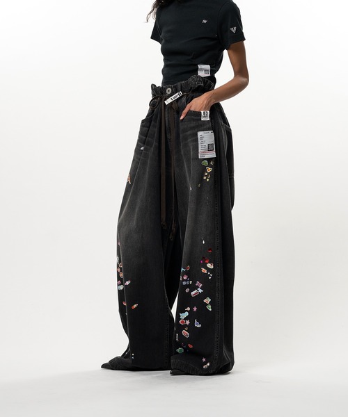 Maison MIHARA YASUHIRO(メゾンミハラヤスヒロ)の「Kids Sticker Printed Wide Denim Pants(デニムパンツ・レディース・インディゴブルー/ブラック・36/38)」の5枚目の写真