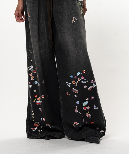 Maison MIHARA YASUHIRO(メゾンミハラヤスヒロ)の「Kids Sticker Printed Wide Denim Pants(デニムパンツ・レディース・インディゴブルー/ブラック・36/38)」の7枚目の写真