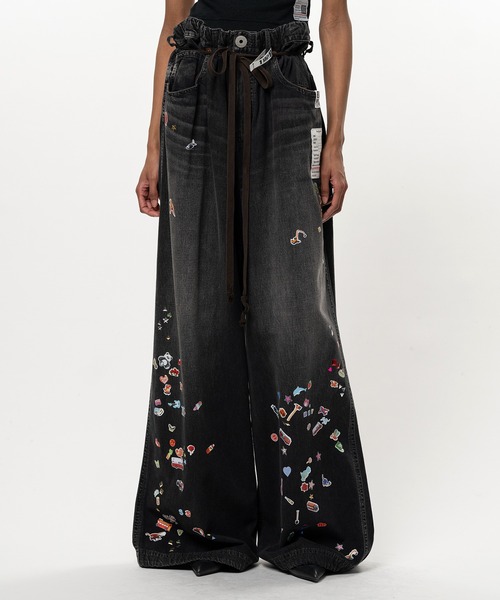Maison MIHARA YASUHIRO(メゾンミハラヤスヒロ)の「Kids Sticker Printed Wide Denim Pants(デニムパンツ・レディース・インディゴブルー/ブラック・36/38)」の8枚目の写真