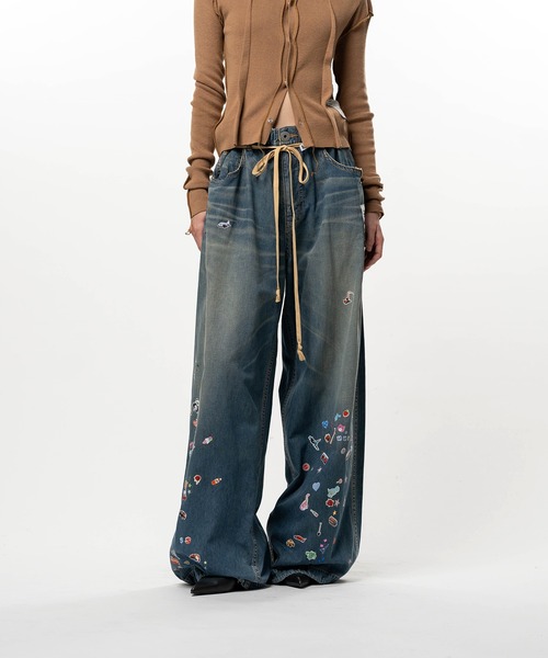 Maison MIHARA YASUHIRO(メゾンミハラヤスヒロ)の「Kids Sticker Printed Wide Denim Pants(デニムパンツ・レディース・インディゴブルー/ブラック・36/38)」の10枚目の写真
