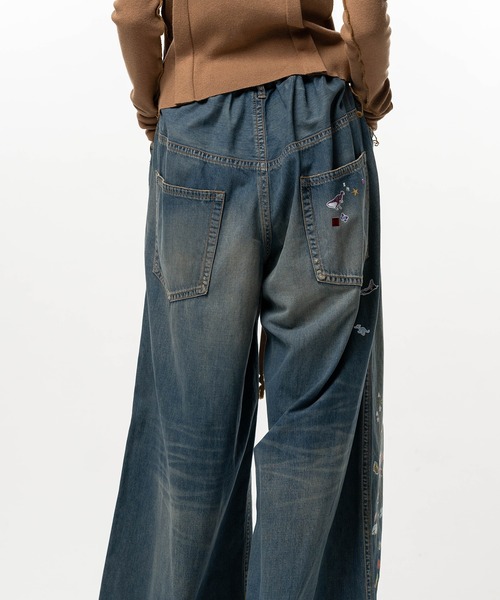 Maison MIHARA YASUHIRO(メゾンミハラヤスヒロ)の「Kids Sticker Printed Wide Denim Pants(デニムパンツ・レディース・インディゴブルー/ブラック・36/38)」の15枚目の写真