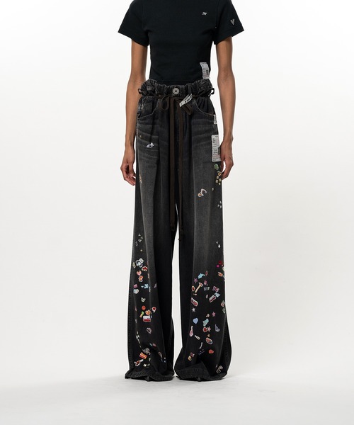 Maison MIHARA YASUHIRO(メゾンミハラヤスヒロ)の「Kids Sticker Printed Wide Denim Pants(デニムパンツ・レディース・インディゴブルー/ブラック・36/38)」の3枚目の写真