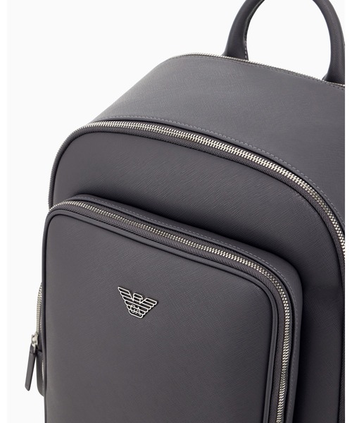 EMPORIO ARMANI（エンポリオアルマーニ）の「<オンライン限定>【エンポリオ アルマーニ】メタリックロゴ テクスチャード バックパック　大容量（バックパック/リュック・メンズ・グレー・FREE）」の4枚目の写真