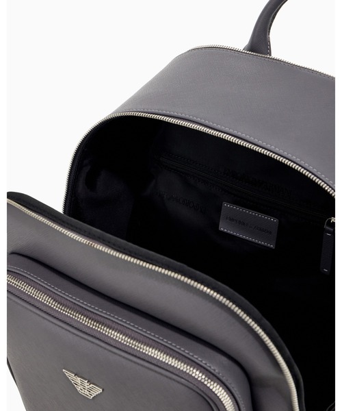 EMPORIO ARMANI（エンポリオアルマーニ）の「<オンライン限定>【エンポリオ アルマーニ】メタリックロゴ テクスチャード バックパック　大容量（バックパック/リュック・メンズ・グレー・FREE）」の5枚目の写真