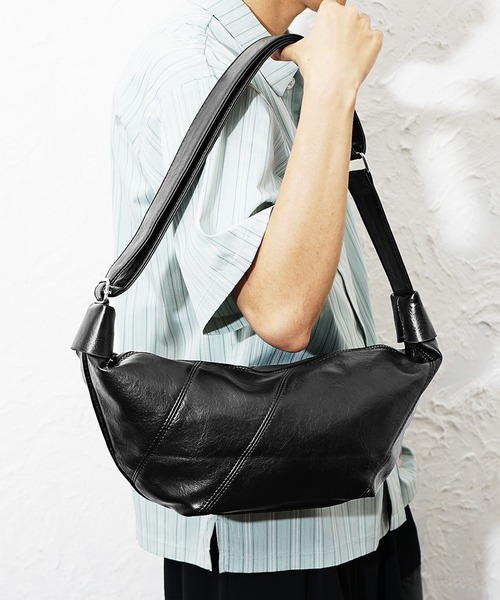 MinoriTY（マイノリティ）の「【MinoriTY】ハーフムーンヴィンテージPUレザーショルダーバッグ メンズ ウィメンズ ユニセックス（ボディバッグ/ウエストポーチ・メンズ・ブラック・FREE）」の9枚目の写真