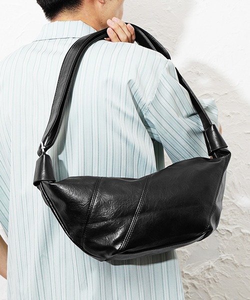 MinoriTY（マイノリティ）の「【MinoriTY】ハーフムーンヴィンテージPUレザーショルダーバッグ メンズ ウィメンズ ユニセックス（ボディバッグ/ウエストポーチ・メンズ・ブラック・FREE）」の10枚目の写真