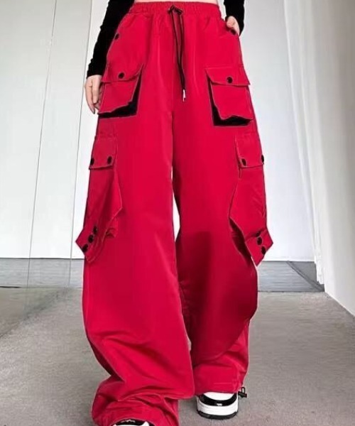 NANEA(ナネア)の「ポケットデザインカーゴパンツ(カーゴパンツ・レディース・ブラック/レッド・SMALL/MEDIUM)」の1枚目の写真