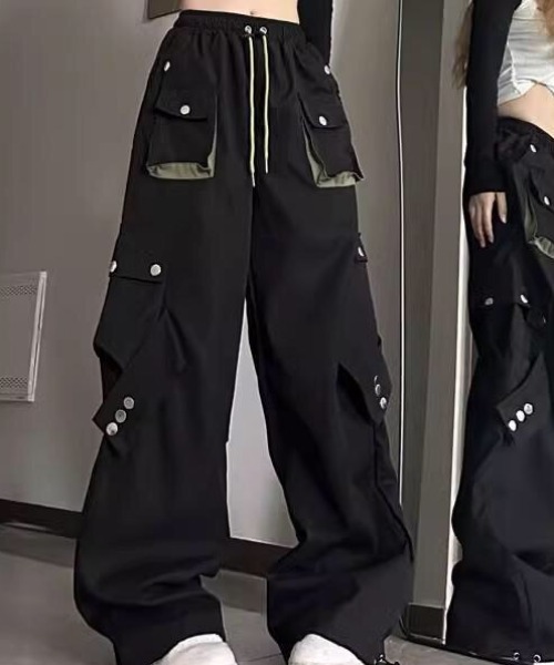 NANEA(ナネア)の「ポケットデザインカーゴパンツ(カーゴパンツ・レディース・ブラック/レッド・SMALL/MEDIUM)」の2枚目の写真