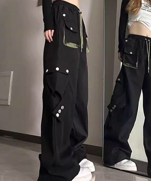 NANEA(ナネア)の「ポケットデザインカーゴパンツ(カーゴパンツ・レディース・ブラック/レッド・SMALL/MEDIUM)」の13枚目の写真