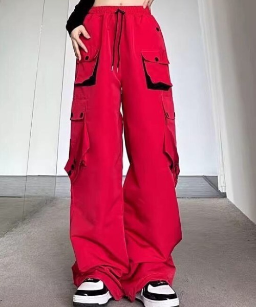 NANEA(ナネア)の「ポケットデザインカーゴパンツ(カーゴパンツ・レディース・ブラック/レッド・SMALL/MEDIUM)」の3枚目の写真