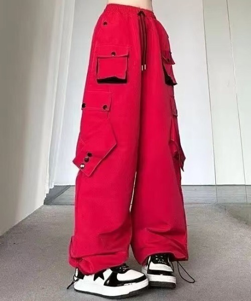 NANEA(ナネア)の「ポケットデザインカーゴパンツ(カーゴパンツ・レディース・ブラック/レッド・SMALL/MEDIUM)」の4枚目の写真