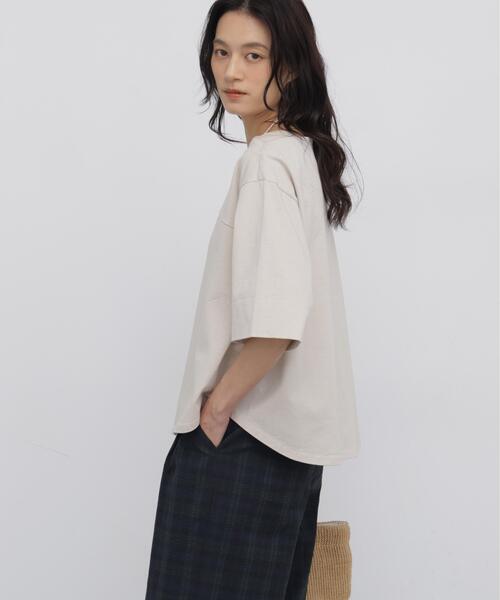 human woman(ヒューマンウーマン)の「バスク天竺ボートネックプルオーバー(Tシャツ/カットソー・レディース・ベージュ/レッド・MEDIUM)」の4枚目の写真