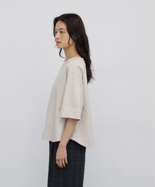 human woman(ヒューマンウーマン)の「バスク天竺ボートネックプルオーバー(Tシャツ/カットソー・レディース・ベージュ/レッド・MEDIUM)」の7枚目の写真