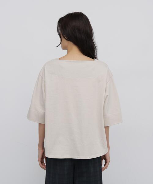 human woman(ヒューマンウーマン)の「バスク天竺ボートネックプルオーバー(Tシャツ/カットソー・レディース・ベージュ/レッド・MEDIUM)」の8枚目の写真