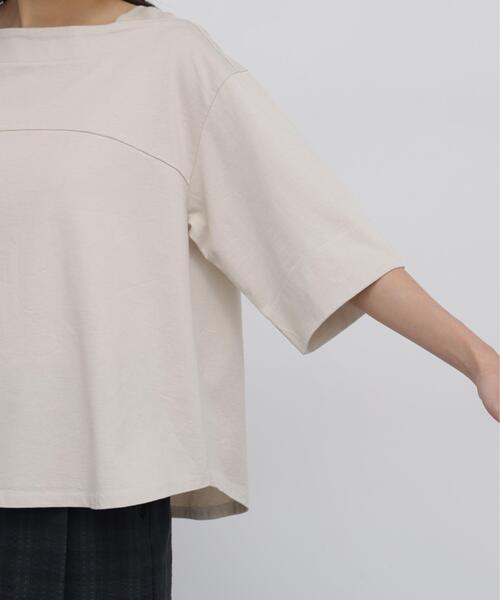 human woman(ヒューマンウーマン)の「バスク天竺ボートネックプルオーバー(Tシャツ/カットソー・レディース・ベージュ/レッド・MEDIUM)」の11枚目の写真